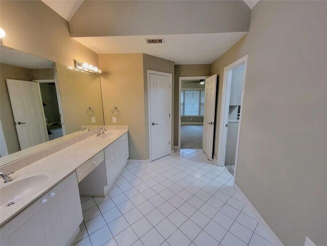 Building Photo - 2227 Wayside Dr