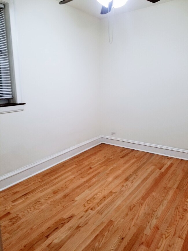 Building Photo - 1925 W Belle Plaine Ave