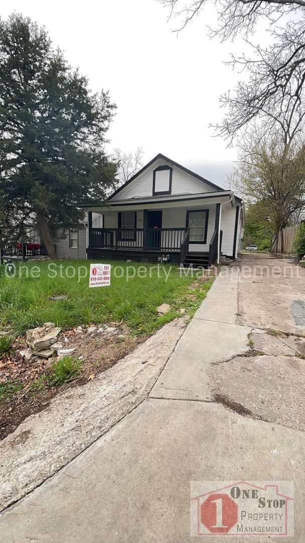 Primary Photo - 2 Bedroom 1 Bathroom home in Kansas City!