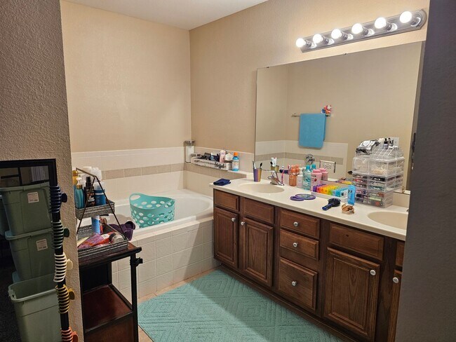 Building Photo - Townhome Off The Parkway With 1 Car Garage