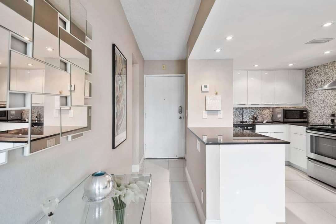 Building Photo - 1830 Embassy Dr