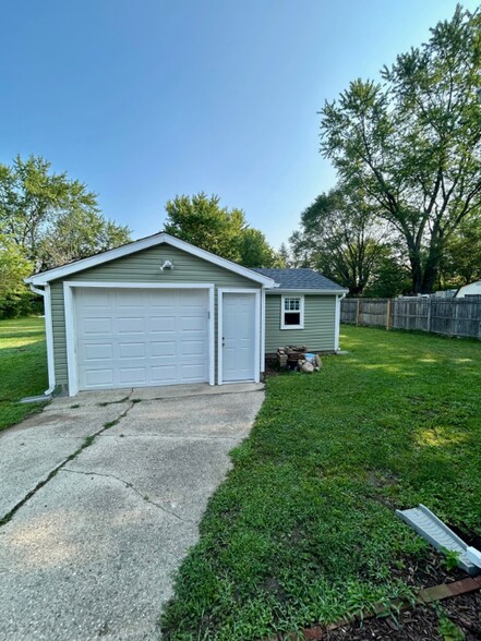 Building Photo - 2324 Van Buskirk Rd