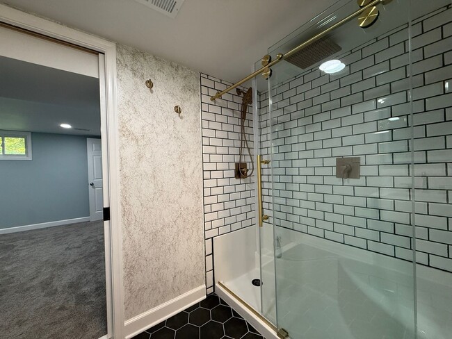 Building Photo - Beautifully Updated 4 Bedroom Cape Cod