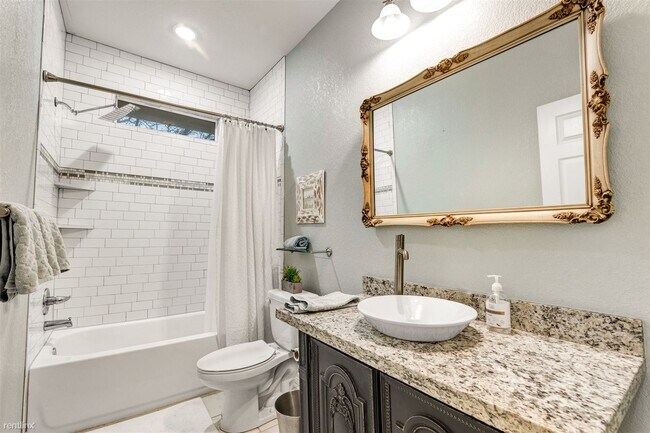 Building Photo - 4 br, 4.5 bath House - 1019 Milner Dr