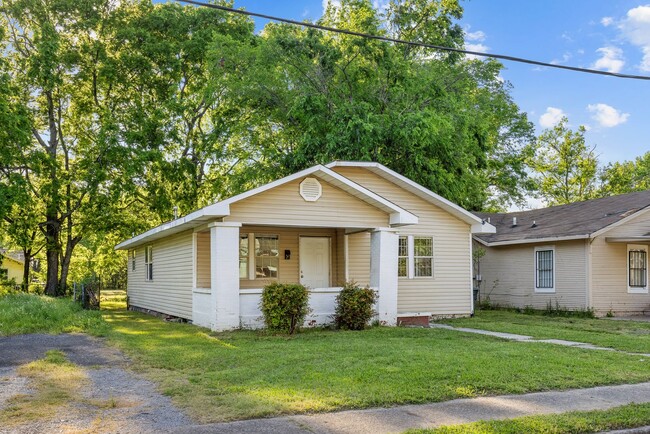 Building Photo - Stylish & Newly Renovated 3 Bedroom 2 Bath...