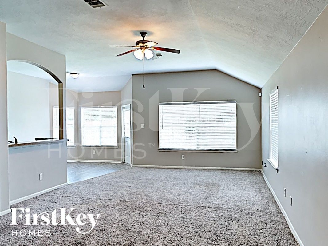 Building Photo - 19707 Cozy Cabbin Dr