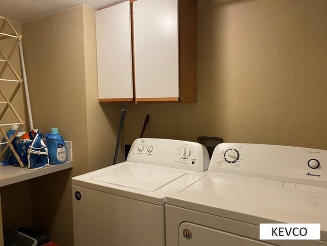 Building Photo - Perfect Townhouse for Roommates!