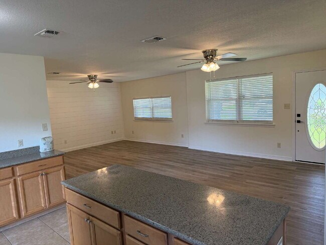Building Photo - "Charming 3-Bedroom Gem with Granite Touches in Fort Walton Beach"