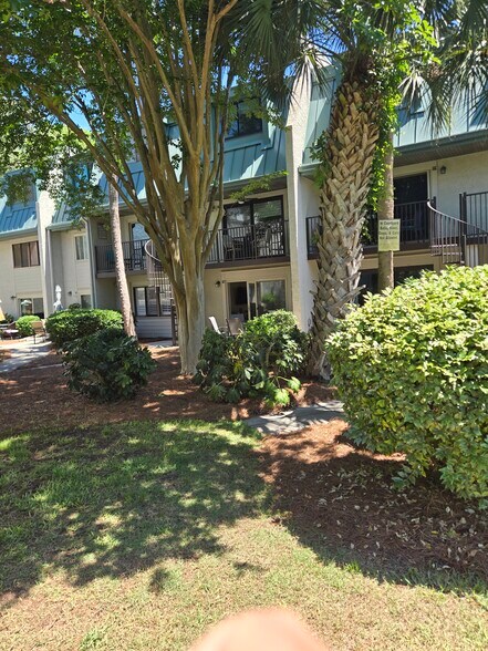 Building Photo - 26 S Forest Beach Dr