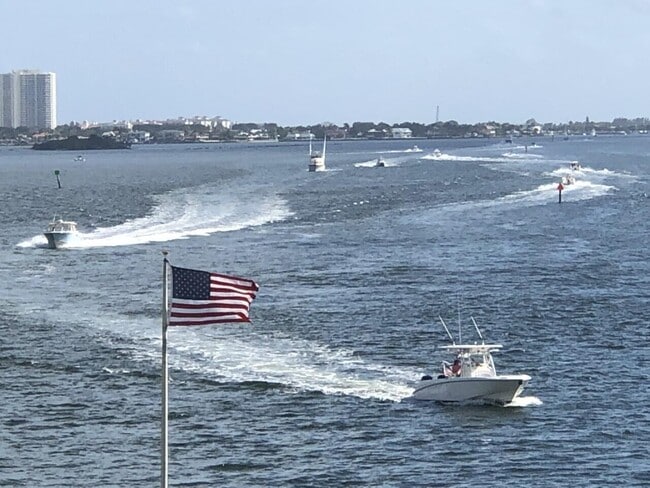 Building Photo - 123 Lakeshore Dr