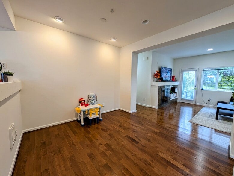 Building Photo - 15720 Manor Way