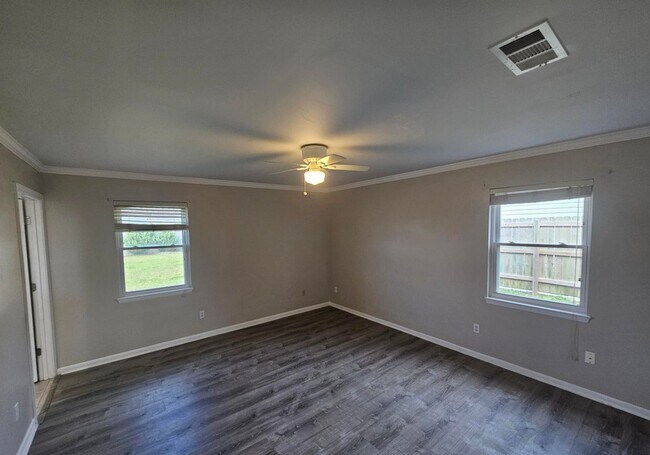 Building Photo - Adorable move-in ready home 3 bedroom 2 bath