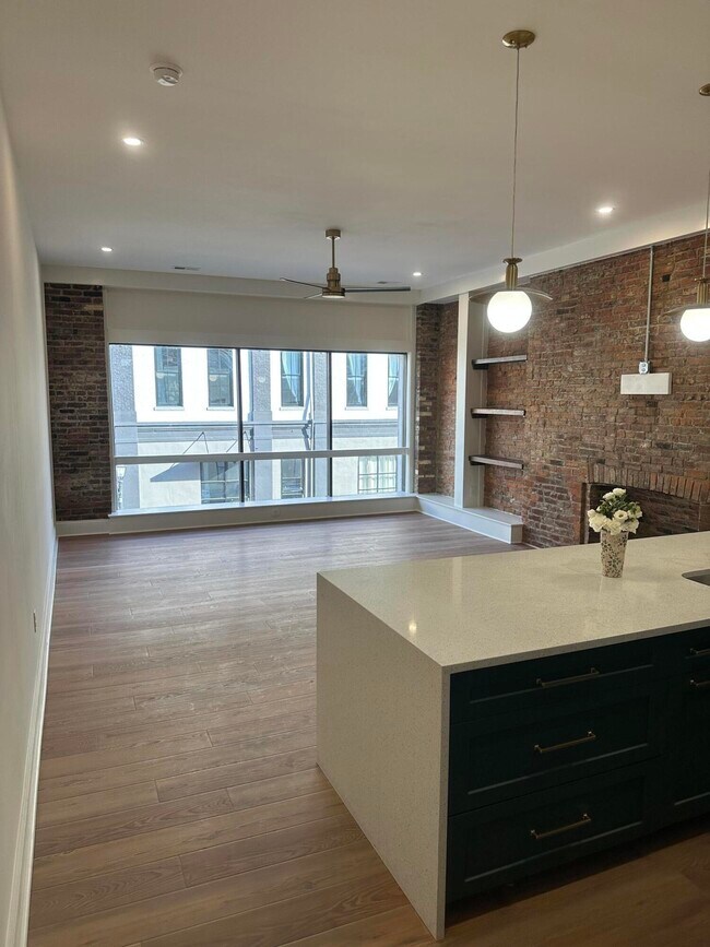 Building Photo - 307 W Main St