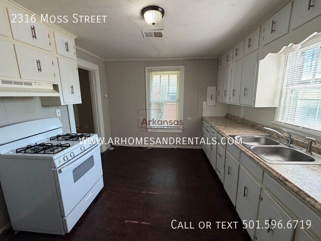 Building Photo - 2316 Moss St