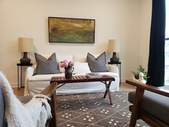 Building Photo - Wedgewood Houston Condo