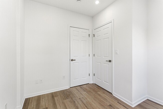 Building Photo - 419 5th St