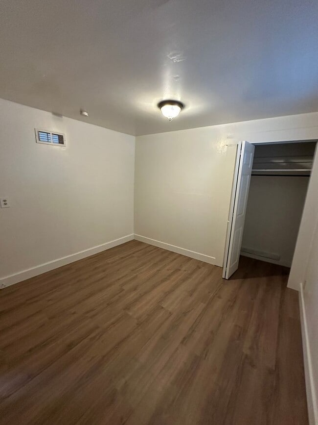 Building Photo - 520 7th Ave