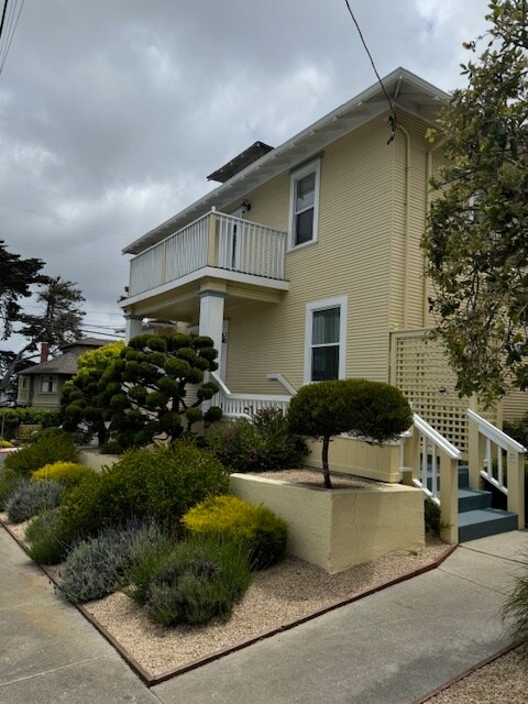 Building Photo - 585 Laine St