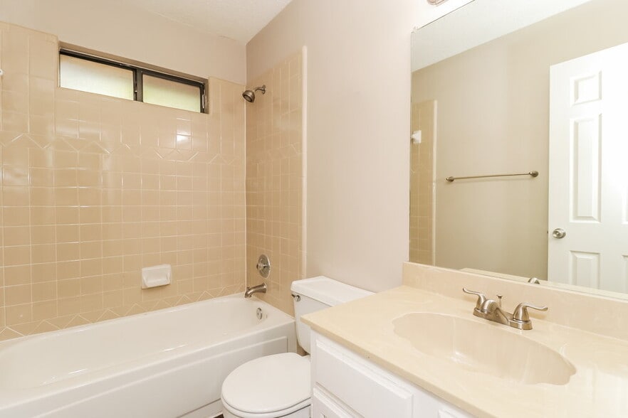 Building Photo - 111 Streamside Dr