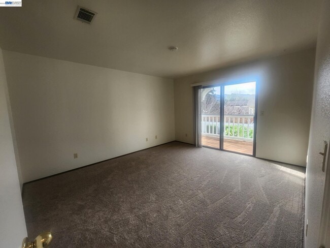 Building Photo - 198 Peters Ave