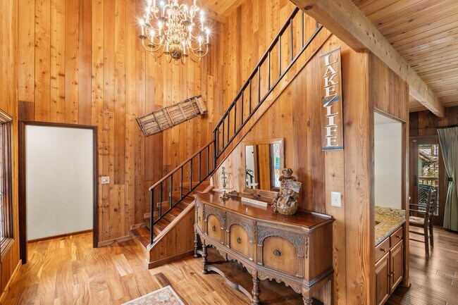 Building Photo - Brilliant Tavern Bay Home