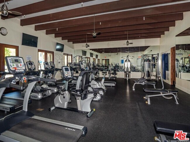 Building Photo - 48613 Classic Dr