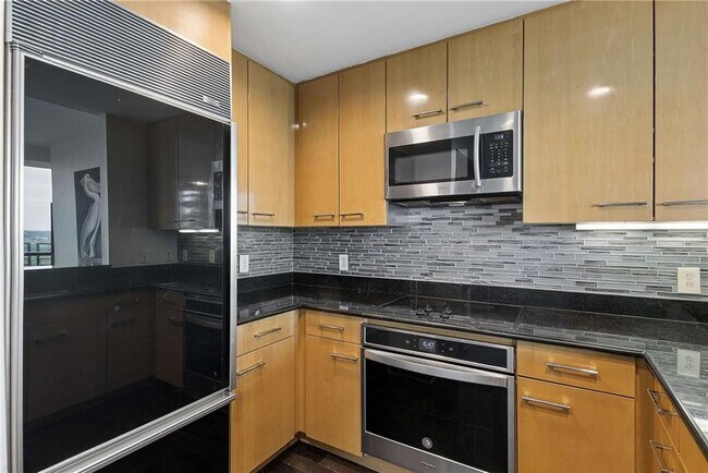Building Photo - 700 Park Regency Pl NE