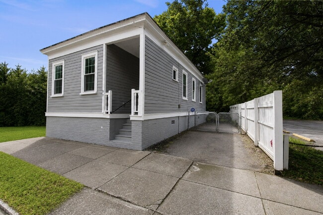 Building Photo - 27 Maverick St