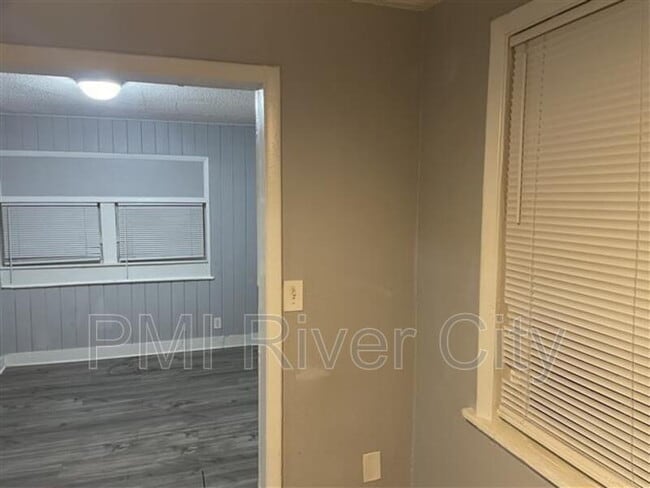 Building Photo - 1331 W 25th St