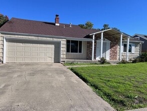 Building Photo - Freshly painted Parkway home close to scho...
