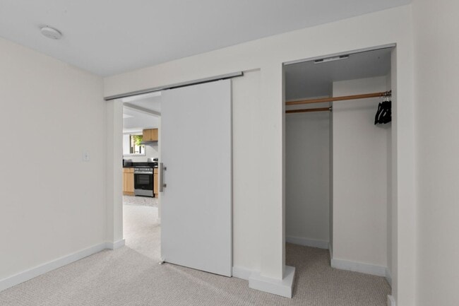 Building Photo - 1Bd/1Ba Seattle Duplex