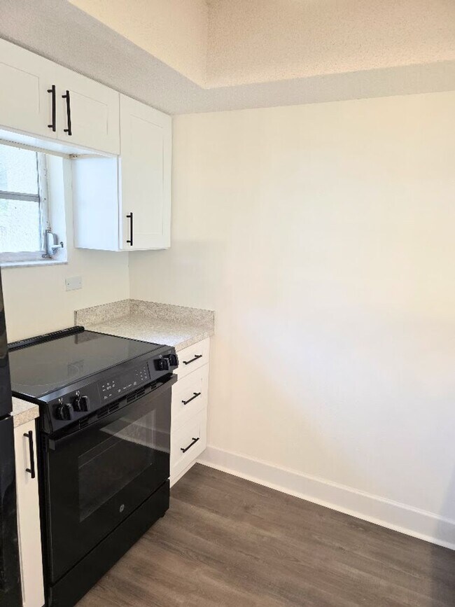 Building Photo - 2 bedroom, 2 bath condo in "The Islands"