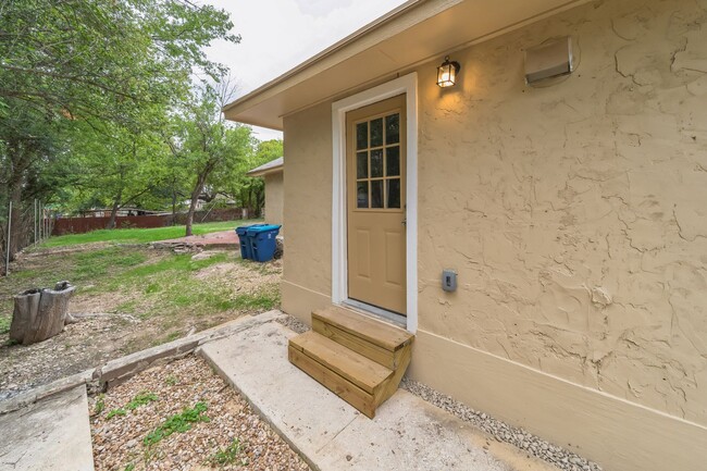 Building Photo - FOR LEASE 2/1  CORNER HOME