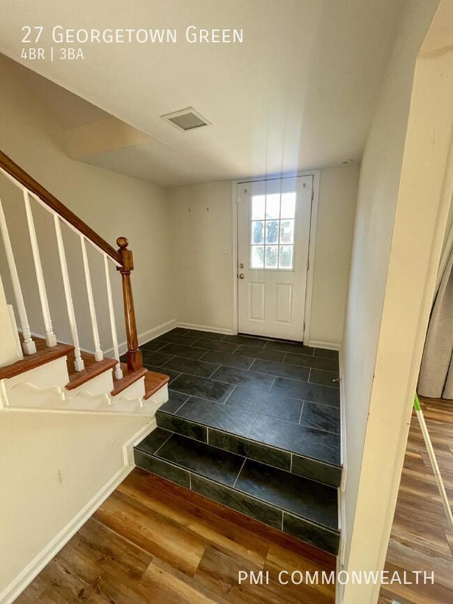 Building Photo - 4 Bed / 3 Bath Townhouse (Available 4/10/25)