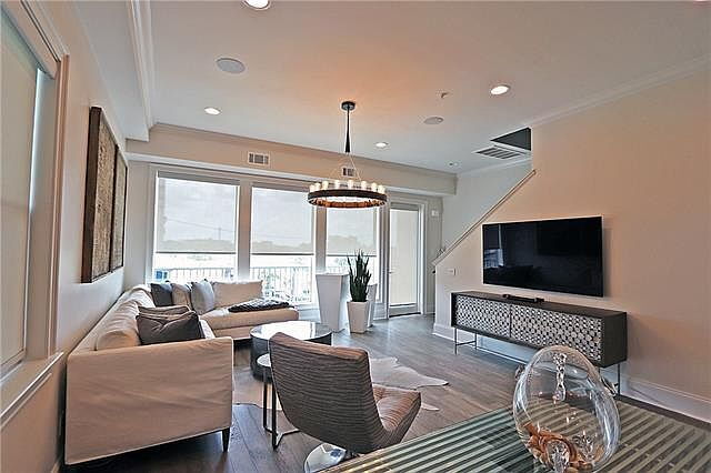 Building Photo - 2-Bed, 3-Bath on Pontchartrain Blvd – Your New Orleans Oasis Awaits!"