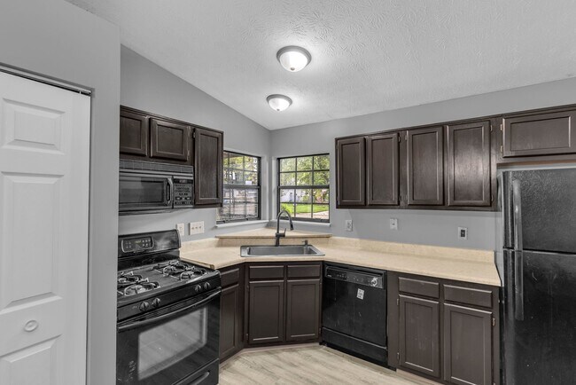 Building Photo - 833 Delray Dr