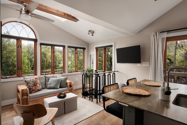 Building Photo - 730 Bennys Bch Rd