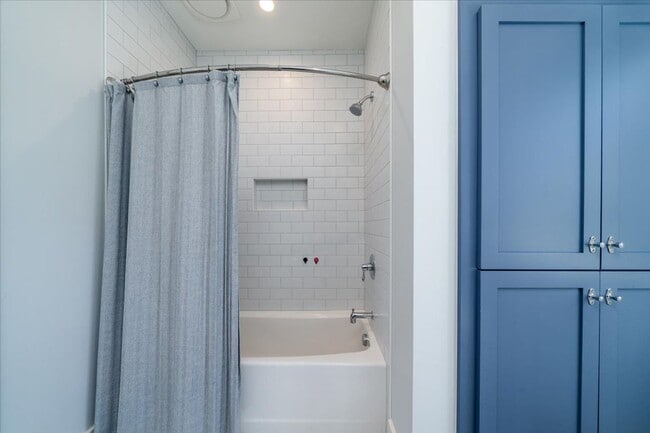 Building Photo - Fully Furnished Home In The Groves