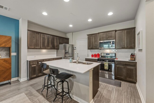 Building Photo - 6814 E Riverside Dr