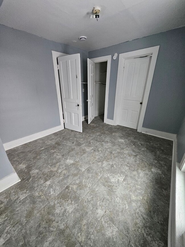 Building Photo - upper 4-bedroom unit east side