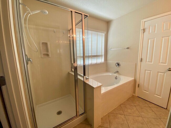 Building Photo - Gorgeous 4 bed/2.5 bath home in a great lo...
