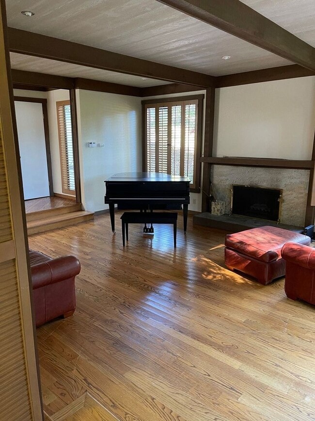 Building Photo - Close To Stanford University  3BR/2+1BA - Menlo Park