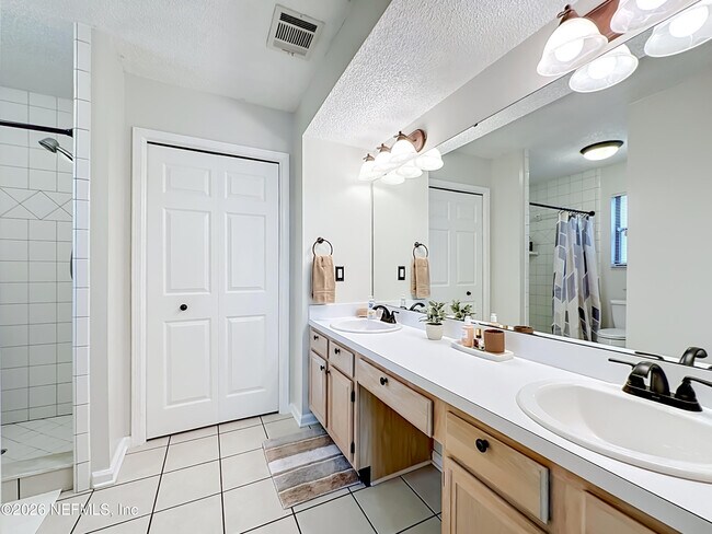 Building Photo - 341 Hickory Hollow Dr N