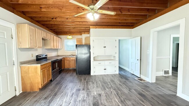 Building Photo - SPACIOUS...3 Bedroom 1 Bath