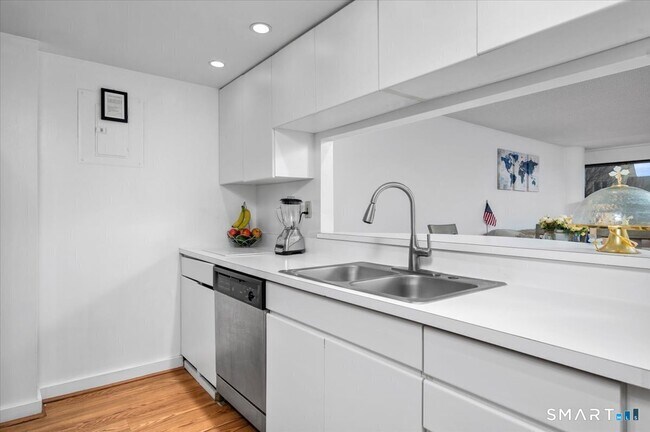 Building Photo - 127 Greyrock Pl