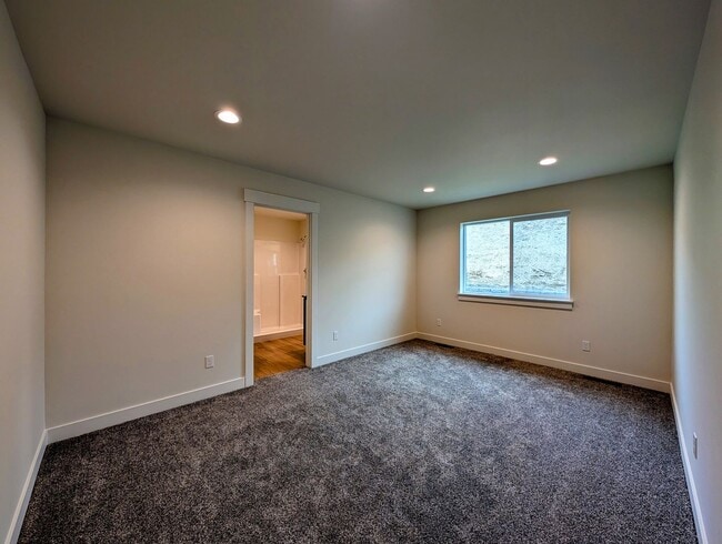 Building Photo - **New Construction** FOUR Bedroom House for Rent in Eastmont School District!
