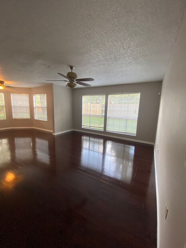 Building Photo - Gorgeous 3 bedroom 2 bath Will Not Last ( FIRST FLOOR ) - Hidden Springs Condominiums