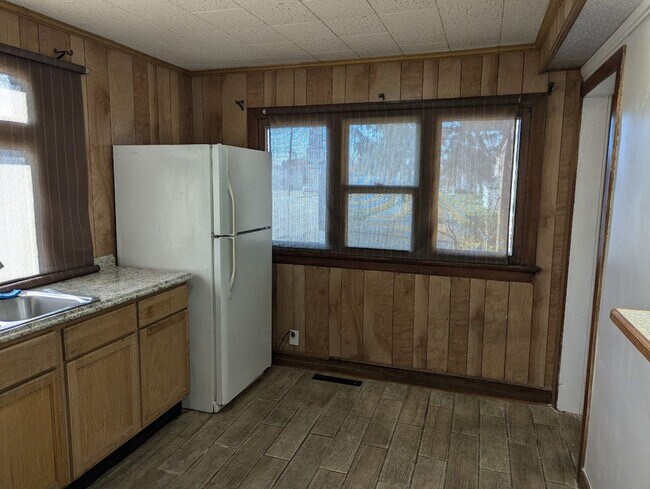 Building Photo - First Floor 3 Bed 2 Bath Apartment