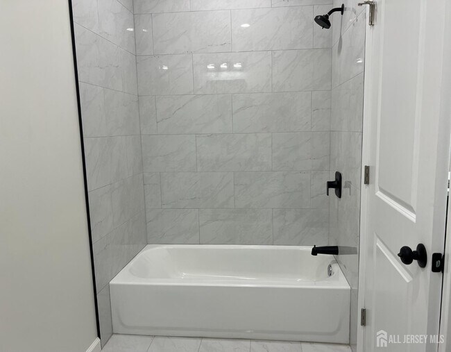 Building Photo - 33 Obert St