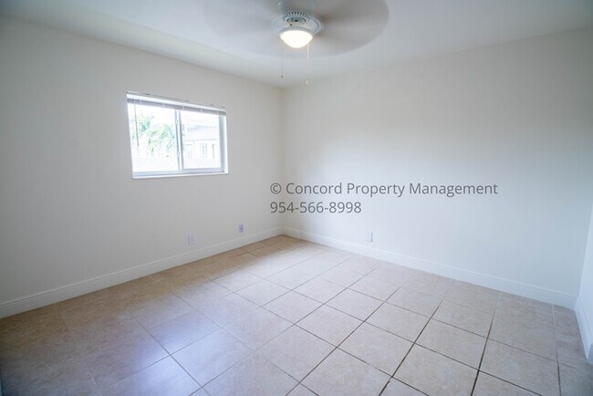 Building Photo - Nice 2nd Floor 1/1 in GREAT Hollywood Loca...